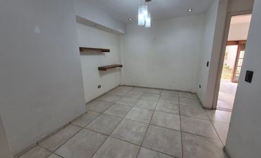 Hermosa Casa en Alquiler con 3 dormitorios y cochera en Banfield Este