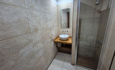 Hermosa Casa en Alquiler con 3 dormitorios y cochera en Banfield Este