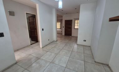 Hermosa Casa en Alquiler con 3 dormitorios y cochera en Banfield Este