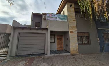 Hermosa Casa en Alquiler con 3 dormitorios y cochera en Banfield Este