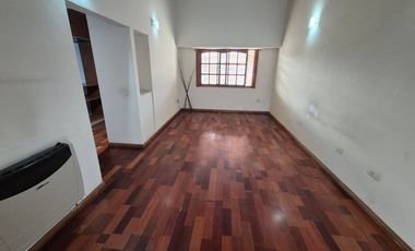 Hermosa Casa en Alquiler con 3 dormitorios y cochera en Banfield Este