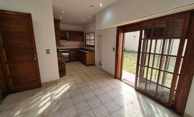 Hermosa Casa en Alquiler con 3 dormitorios y cochera en Banfield Este