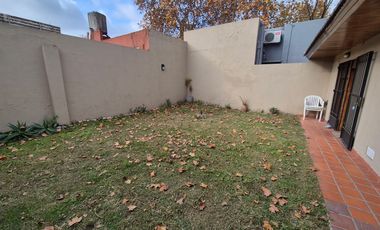 Hermosa Casa en Alquiler con 3 dormitorios y cochera en Banfield Este
