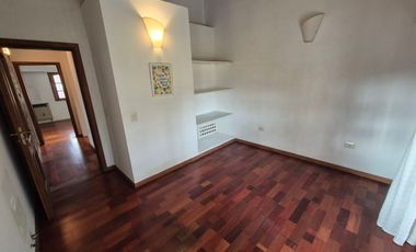 Hermosa Casa en Alquiler con 3 dormitorios y cochera en Banfield Este