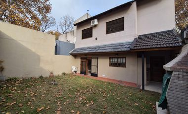 Hermosa Casa en Alquiler con 3 dormitorios y cochera en Banfield Este