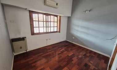 Hermosa Casa en Alquiler con 3 dormitorios y cochera en Banfield Este