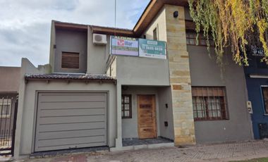 Hermosa Casa en Alquiler con 3 dormitorios y cochera en Banfield Este