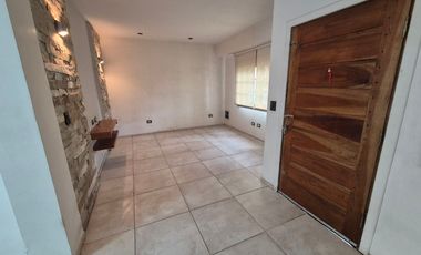 Hermosa Casa en Alquiler con 3 dormitorios y cochera en Banfield Este