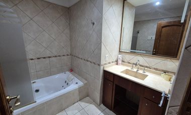 Hermosa Casa en Alquiler con 3 dormitorios y cochera en Banfield Este