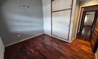 Hermosa Casa en Alquiler con 3 dormitorios y cochera en Banfield Este