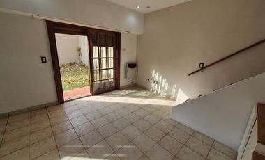 Hermosa Casa en Alquiler con 3 dormitorios y cochera en Banfield Este