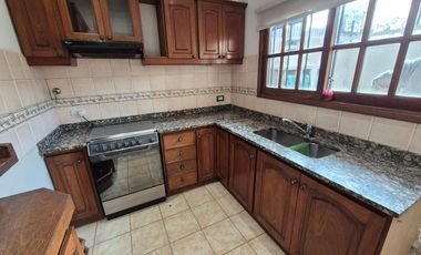 Hermosa Casa en Alquiler con 3 dormitorios y cochera en Banfield Este