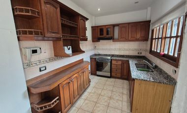 Hermosa Casa en Alquiler con 3 dormitorios y cochera en Banfield Este