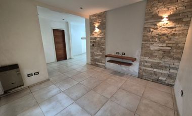 Hermosa Casa en Alquiler con 3 dormitorios y cochera en Banfield Este