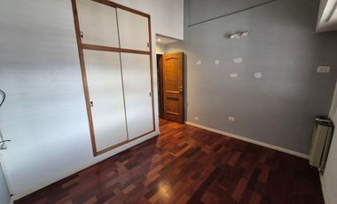 Hermosa Casa en Alquiler con 3 dormitorios y cochera en Banfield Este