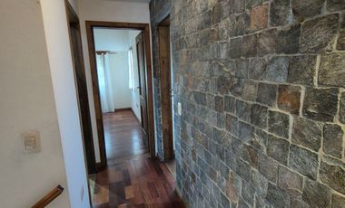 Hermosa Casa en Alquiler con 3 dormitorios y cochera en Banfield Este