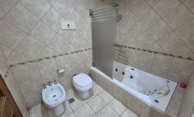 Hermosa Casa en Alquiler con 3 dormitorios y cochera en Banfield Este