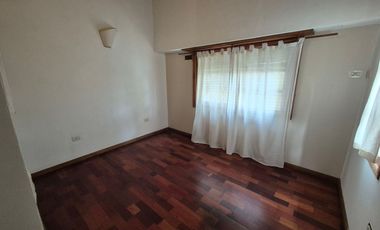 Hermosa Casa en Alquiler con 3 dormitorios y cochera en Banfield Este