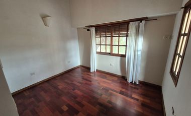 Hermosa Casa en Alquiler con 3 dormitorios y cochera en Banfield Este