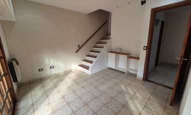 Hermosa Casa en Alquiler con 3 dormitorios y cochera en Banfield Este