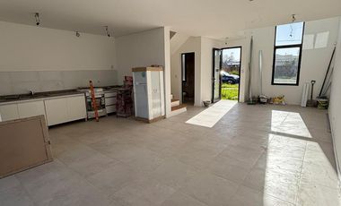 Casa 2 Dormitorios con jardín - Sarmiento 900 - Estancia Las Moras - Ricardone | Venta