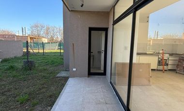 Casa 2 Dormitorios con jardín - Sarmiento 900 - Estancia Las Moras - Ricardone | Venta