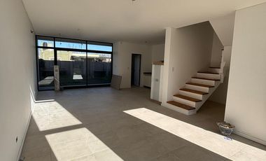Casa 2 Dormitorios con jardín - Sarmiento 900 - Estancia Las Moras - Ricardone | Venta