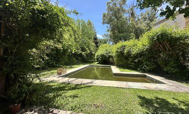 Venta casa 4 ambientes con piscina y cochera en Country Club El Carmen