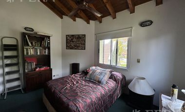 Venta casa 4 ambientes con piscina y cochera en Country Club El Carmen