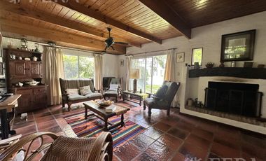 Venta casa 4 ambientes con piscina y cochera en Country Club El Carmen