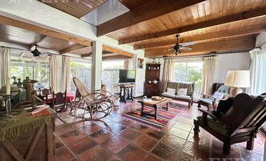 Venta casa 4 ambientes con piscina y cochera en Country Club El Carmen