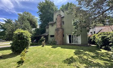 Venta casa 4 ambientes con piscina y cochera en Country Club El Carmen