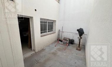 Local alquiler centro, 225 m2 con oficina, baño, depósito y patio