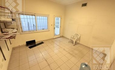 Local alquiler centro, 225 m2 con oficina, baño, depósito y patio
