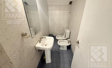 Local alquiler centro, 225 m2 con oficina, baño, depósito y patio