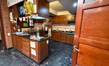 Rio de Janeiro 200, 2 Casas unidas, en lote propio, Caballito