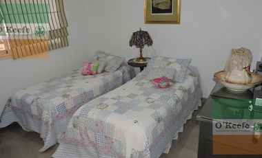 Casa en venta de cinco ambientes apto crédito en lote central