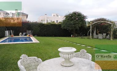 Casa en venta de cinco ambientes apto crédito en lote central