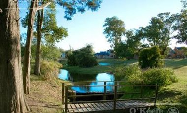 Casa en venta de cinco ambientes apto crédito en lote central