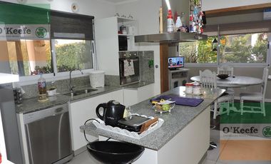 Casa en venta de cinco ambientes apto crédito en lote central