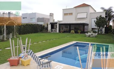 Casa en venta de cinco ambientes apto crédito en lote central