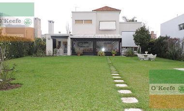Casa en venta de cinco ambientes apto crédito en lote central