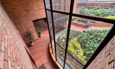 ARRIENDO APARTAMENTO 102m2 DUPLEX 2H/3B/2G REMODELADO CENTRICO CABRERA