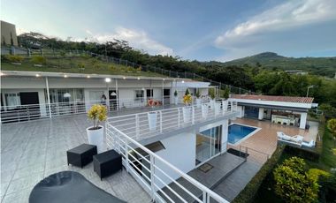 SE VENDE LUJOSA CASA CAMPESTRE EN DAPA