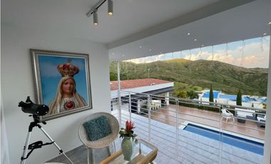 SE VENDE LUJOSA CASA CAMPESTRE EN DAPA