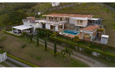 SE VENDE LUJOSA CASA CAMPESTRE EN DAPA