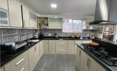 SE VENDE LUJOSA CASA CAMPESTRE EN DAPA