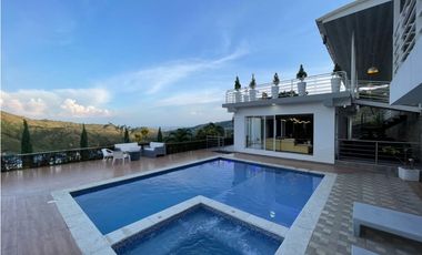 SE VENDE LUJOSA CASA CAMPESTRE EN DAPA