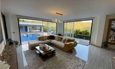 SE VENDE LUJOSA CASA CAMPESTRE EN DAPA