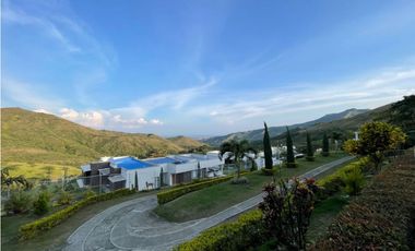 SE VENDE LUJOSA CASA CAMPESTRE EN DAPA